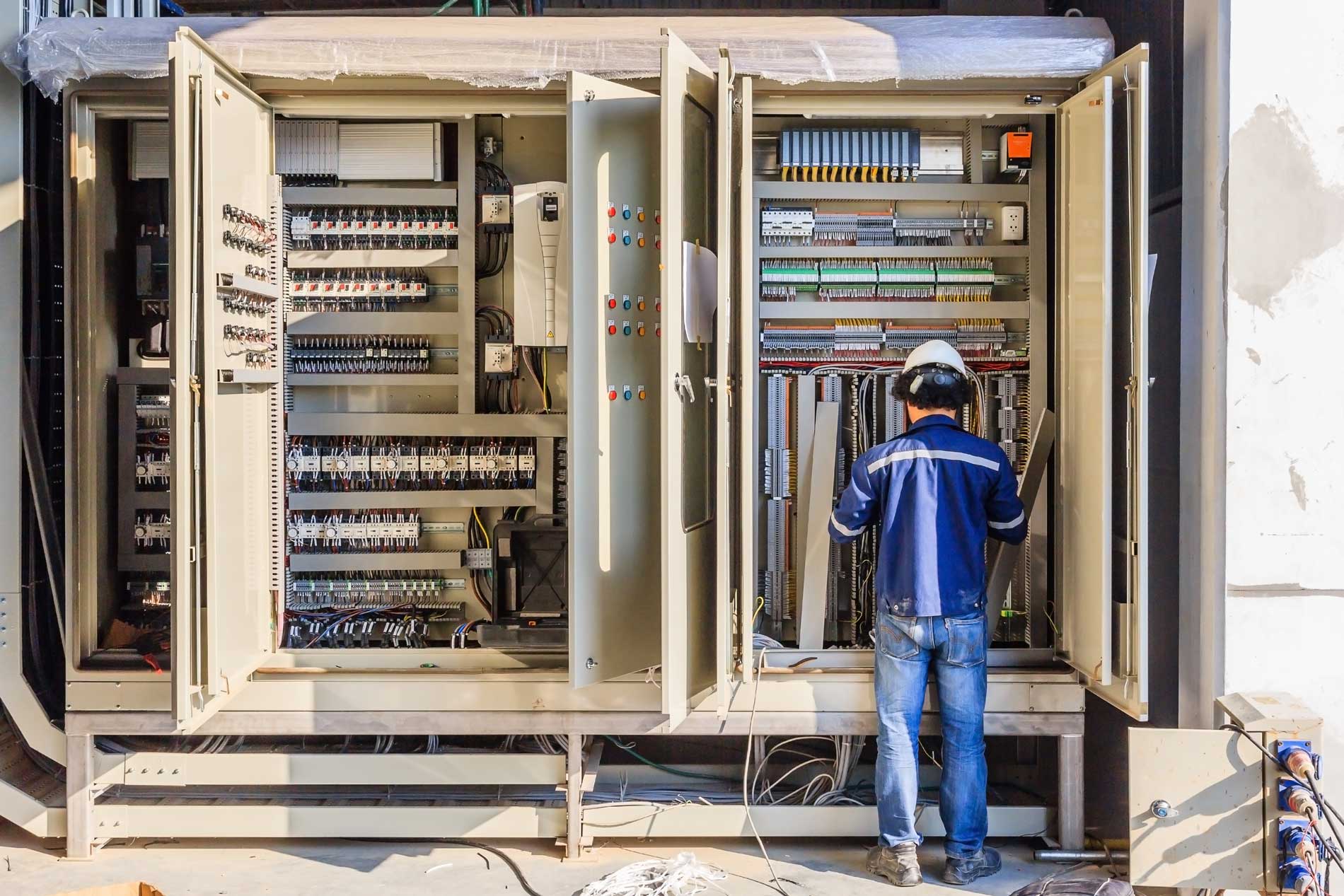 Elettricista che lavora all'interno della cabina elettrica