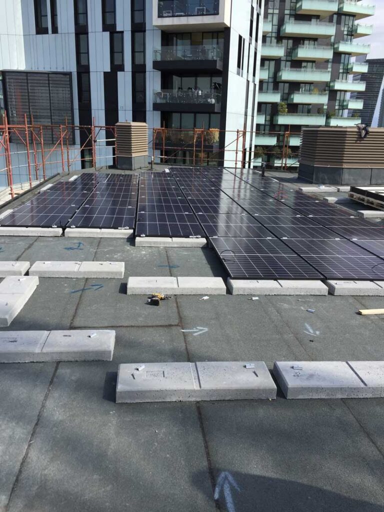 impianto fotovoltaico sul tetto di una palazzina a Milano