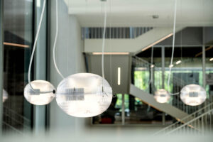 illuminazione artistica e di sicurezza con lampadine collegate al soffitto